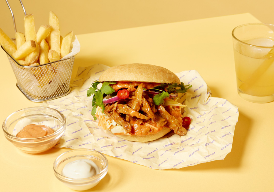 Welcome to the Family! Plant-based Pulled Pork expands our product range. At the same time, our products are now also available at our neighbours in Austra at SPAR nationwide.