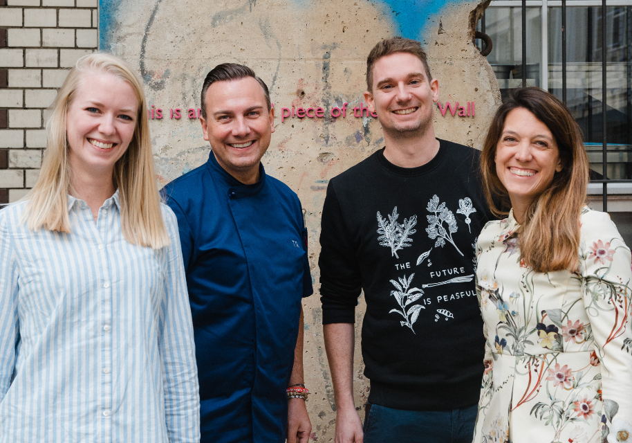 We have teamed up with Berlin cooking legend Tim Raue. From now on, Planted is on the menu at his 2-Michelin-star restaurant in Berlin-Kreuzberg.